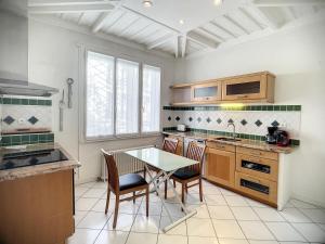 une cuisine avec une table et des chaises. dans l'établissement Magnifique Riad avec patio extérieur, à Vichy