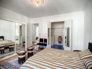 Łóżko lub łóżka w pokoju w obiekcie Magnifique Riad avec patio extérieur