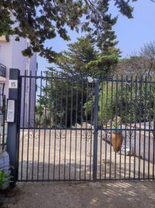 un cancello metallico con un idrante dietro. di La Collina a Agrigento