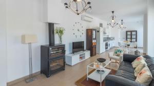 TV a/nebo společenská místnost v ubytování Casita de Jero Coín by Ruralidays
