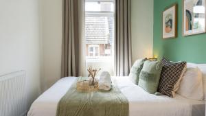 En eller flere senge i et værelse på Air Host and Stay - Bevington house modern chic home sleeps 8