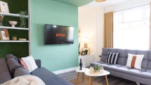 Uma área de estar em Air Host and Stay - Bevington house modern chic home sleeps 8