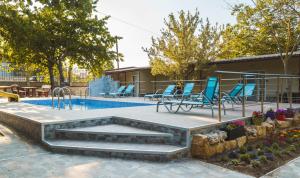 una piscina con una fuente y un parque infantil en Guest House Nevena, en Shabla