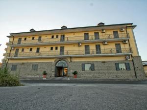 - un grand bâtiment avec un balcon sur le côté dans l'établissement Hotel Silverado, à Aversa