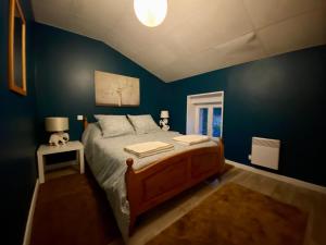 Posteľ alebo postele v izbe v ubytovaní 3 Star 3 bed QUERTINEUX Historic 4 Cathar Châteaux Lastours air conditioned