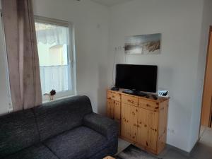TV a/nebo společenská místnost v ubytování Zum Boddenblick