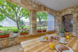 stół z jedzeniem w pokoju z kamienną ścianą w obiekcie Eden house w mieście Kanfanar +37 zdjęć