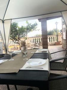 una mesa con copas de vino y un plato en ella en Villa Capricho Nerja, en Málaga