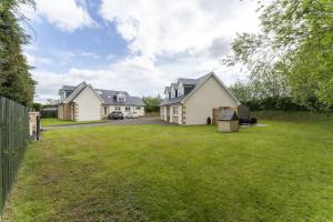 an image of a house with a yard at Higginsneuk in Airth