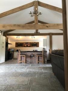Кухня або міні-кухня у Trelaske Mill Cider Barn-with Hot Tub, Fire Pit BBQ