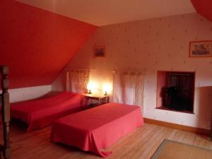 een slaapkamer met 2 bedden en een rood plafond bij Gîte Nizerolles, 4 pièces, 8 personnes - FR-1-489-137 in Nizerolles