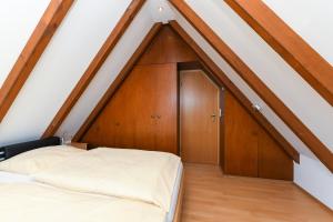 Postel nebo postele na pokoji v ubytování Hus achtern Diek