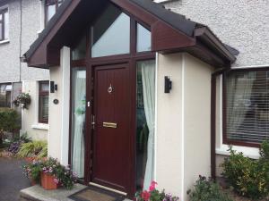 una puerta delantera roja de una casa en Sli Na Mara, en Galway