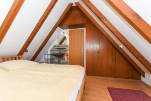 Postel nebo postele na pokoji v ubytování Hus achtern Diek