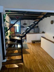 uma escada em espiral num quarto com uma cozinha em Apartment Capo D'Istria em Koper