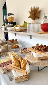una mesa con panes y otros pasteles a la vista en Sunset B&B, en Ladispoli