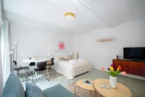 ein Wohnzimmer mit einem Bett und einem Tisch in der Unterkunft City Hideaway with Terrace in Berlin