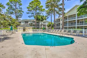 Πισίνα στο ή κοντά στο Sunny Coastal Condo about 1 Mi to N Myrtle Beach!