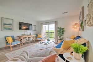 ein Wohnzimmer mit einem Sofa und einem Tisch in der Unterkunft Cozy Branson Retreat with Balcony, 2 Mi to 76 Strip in Branson
