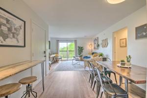 ein Wohnzimmer mit einem Tisch und Stühlen in der Unterkunft Cozy Branson Retreat with Balcony, 2 Mi to 76 Strip in Branson