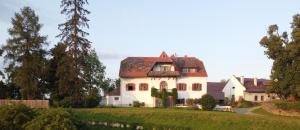 ein großes weißes Haus mit rotem Dach in der Unterkunft Camping f Selbstversorger Gut Jägerhof in Semriach