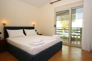 1 dormitorio con 1 cama grande y balcón en Hotel Venezia, en Golem