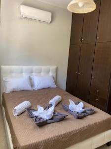 Łóżko lub łóżka w pokoju w obiekcie Helena's Aparthotel , Scaleta