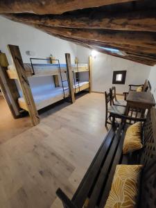 a room with two bunk beds and a table at Villa Rural Casa Alma in Castiltierra