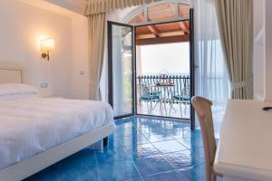 um quarto com uma cama e uma varanda em Grand Hotel Le Rocce em Gaeta