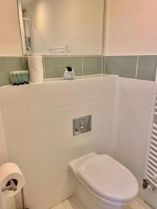オックスフォードにあるAn ENTIRE 2beds, 2bathrooms, free Wifi, Free Parking, Oxfordの白いバスルーム(トイレ、シンク付)