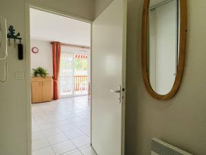 pasillo con espejo y puerta a una habitación en Appartement Cambo-les-Bains, 2 pièces, 2 personnes - FR-1-495-8, en Cambo-les-Bains