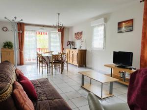 a living room with a couch and a table at Appartement Cambo-les-Bains, 2 pièces, 2 personnes - FR-1-495-8 in Cambo-les-Bains