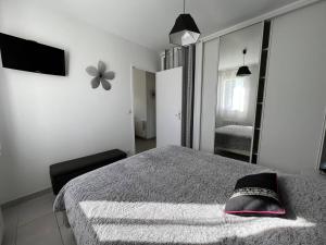 Tempat tidur dalam kamar di Appartement Cambo-les-Bains, 2 pièces, 3 personnes - FR-1-495-6