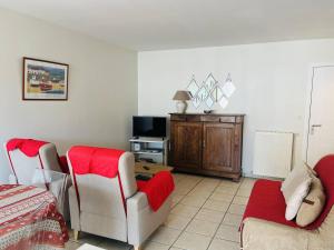 a living room with two chairs and a tv at Appartement Cambo-les-Bains, 2 pièces, 3 personnes - FR-1-495-9 in Cambo-les-Bains