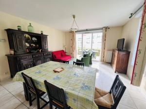 een eetkamer met een tafel en stoelen bij Appartement Cambo-les-Bains, 3 pièces, 4 personnes - FR-1-495-18 in Cambo-les-Bains