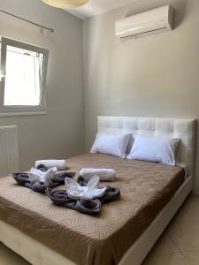 Łóżko lub łóżka w pokoju w obiekcie Helena's Aparthotel , Scaleta