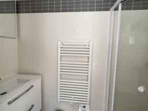 Un baño con ducha, inodoro y lavabo. en Appartement T1 bis à Cambo, proche thermes et centre, RDC, terrasse, parking, internet, animal toléré - FR-1-495-12, en Cambo-les-Bains 7 fotos más