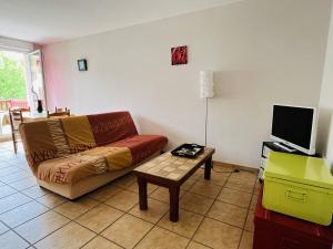 sala de estar con sofá y mesa en Appartement Cambo-les-Bains, 2 pièces, 2 personnes - FR-1-495-36, en Cambo-les-Bains