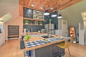 Dapur atau dapur kecil di Stylish Studio with Fireplace about 3 Mi From Dtwn!