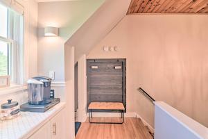 Gambar di galeri bagi Stylish Studio with Fireplace about 3 Mi From Dtwn! di Saratoga Springs