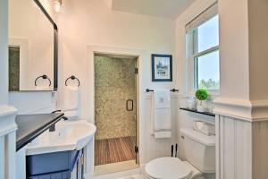 Bilik mandi di Stylish Studio with Fireplace about 3 Mi From Dtwn!
