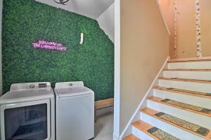 Gambar di galeri bagi Stylish Studio with Fireplace about 3 Mi From Dtwn! di Saratoga Springs