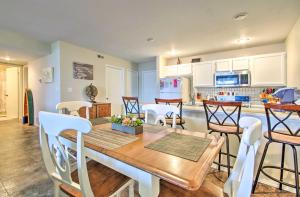 Η κουζίνα ή μικρή κουζίνα στο Pool Days and Water Fun Await Lake Ozark Escape!