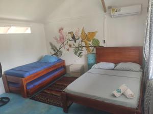 a bedroom with a bed and a lamp at El Zoo Hostel, Bar & Pool in Palomino