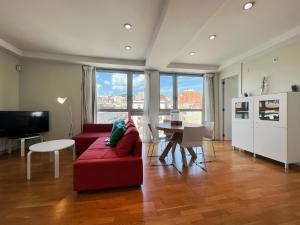 sala de estar con sofá rojo y mesa en Stay U-nique Apartments Degà Bahí en Barcelona