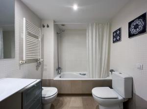 Koupelna v ubytování Stay U-nique Apartments Degà Bahí + 9 fotografií