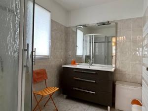 bagno con lavandino e specchio di Appartement Cambo-les-Bains, 2 pièces, 2 personnes - FR-1-495-58 a Cambo-les-Bains