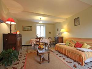 uma sala de estar com um sofá e uma mesa em Gîte Vrigny (Orne), 2 pièces, 2 personnes - FR-1-497-32 em Vrigny