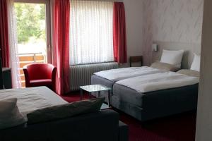 Postel nebo postele na pokoji v ubytování Hotel-Pension Waldhaus + 36 fotografií