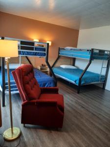 Krevet ili kreveti na sprat u jedinici u okviru objekta Motel Le Campagnard de Matane